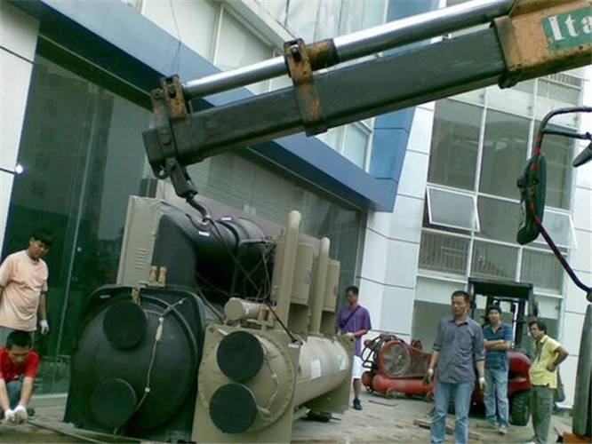 天河区随车吊和汽车吊的核心区别是什么？哪种更省钱？